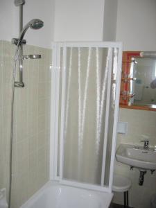 y baño con ducha y lavamanos. en Hotel Prati, en Castrocaro Terme