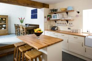 Morton House and The Stable Block Masham - Adjoining holiday cottages for singles, couples and large groups的厨房或小厨房