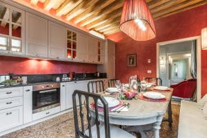 A kitchen or kitchenette at Ca' Dell'Opera Terrace - Dimora Italia -