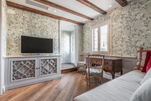 A television and/or entertainment centre at Ca' Dell'Opera Terrace - Dimora Italia -