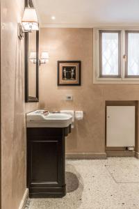 A bathroom at Ca' Dell'Opera Terrace - Dimora Italia -