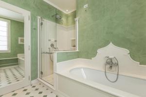 A bathroom at Ca' Dell'Opera Terrace - Dimora Italia -