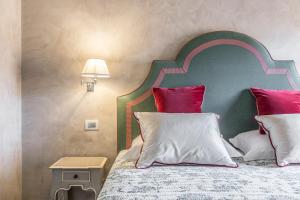 A bed or beds in a room at Ca' Dell'Opera Terrace - Dimora Italia -