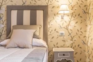 A bed or beds in a room at Ca' Dell'Opera Terrace - Dimora Italia -