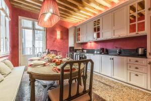 A kitchen or kitchenette at Ca' Dell'Opera Terrace - Dimora Italia -