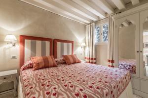 A bed or beds in a room at Ca' Dell'Opera Terrace - Dimora Italia -