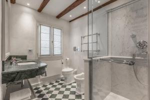 A bathroom at Ca' Dell'Opera Terrace - Dimora Italia -