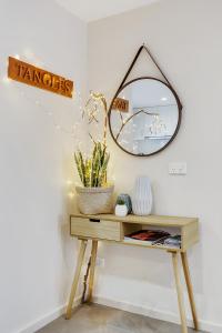 una mesa con un espejo y una planta en ella en Tangles, en Ballarat