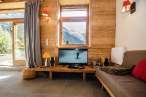 sala de estar con TV en una pared de madera en Chalet Panorama, en Chamonix-Mont-Blanc