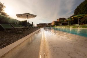 Swimmingpoolen hos eller tæt på Agriturismo Verniano Five Apartments with Panoramic Pool