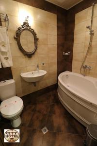 City Hotel tesisinde bir banyo