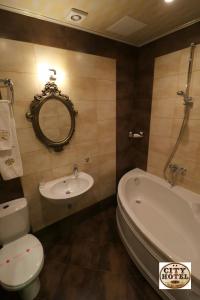 City Hotel tesisinde bir banyo