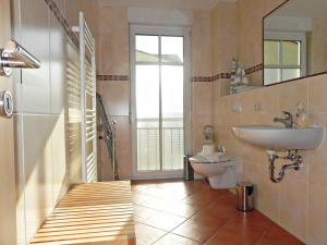 bagno con lavandino e servizi igienici di Villa Ilona a Ahlbeck