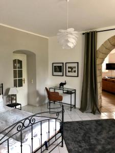 ein Schlafzimmer mit einem Bett und einer Katze, die auf einem Tisch sitzt in der Unterkunft Ferienwohnung am Wasser Villa Graf von Pfeil in Dresden