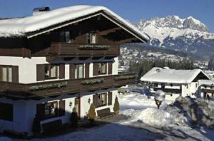 Vista generica sulle montagne o vista sulle montagne dall'interno of country house
