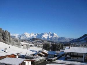 Vista generica sulle montagne o vista sulle montagne dall'interno of country house
