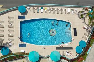 einen Blick über den Pool eines Resorts in der Unterkunft Ilikai Lite in Honolulu