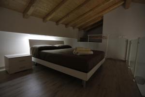 una camera con letto e pavimento in legno di I Loft di Nonna Vincenza a Catania