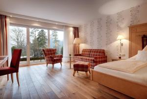 Postel nebo postele na pokoji v ubytování Hotel Kronelamm im Schwarzwald + 37 fotografií