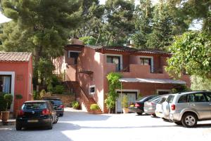 un gruppo di auto parcheggiate di fronte a un edificio di Les Jardins de Cassis a Cassis