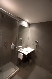 A bathroom at Hotel Jauregui