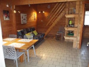 un soggiorno con un tavolo e un divano di La Roche du Moulin a Saint-Moré Altre 7 foto