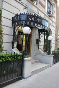 un letrero de hotel Washington en la parte delantera de un edificio en Washington Square Hotel en Nueva York