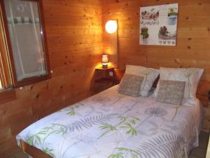Tempat tidur dalam kamar di La Roche du Moulin