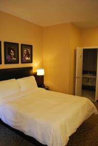 Postel nebo postele na pokoji v ubytování Washington Square Hotel