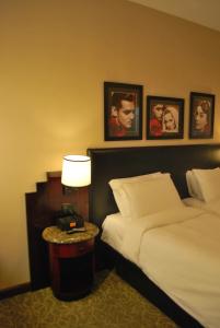 Postel nebo postele na pokoji v ubytování Washington Square Hotel