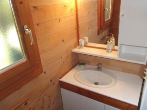 a bathroom with a sink and a mirror at La Roche du Moulin in Saint-Moré