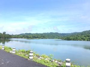 uma vista para um lago a partir de uma estrada em Baan Suan Kru Kob em Ban Ko Maphang