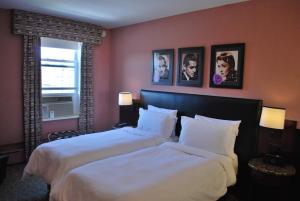 Postel nebo postele na pokoji v ubytování Washington Square Hotel