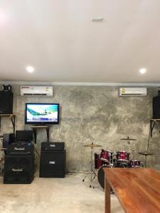 En tv och/eller ett underhållningssystem på Baan Suan Kru Kob
