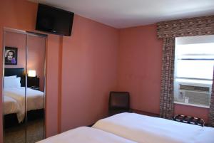 Postel nebo postele na pokoji v ubytování Washington Square Hotel