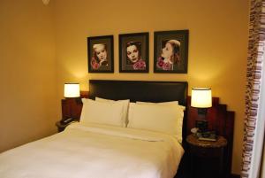 Postel nebo postele na pokoji v ubytování Washington Square Hotel