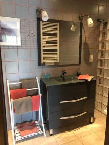een badkamer met een wastafel en een spiegel bij B&B La Grande Dame in Valensole