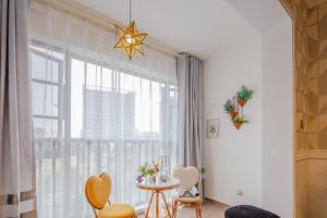 a living room with a table and a large window at ChengDu Chenghua·Chengdu East Station· Locals Apartment 00137110 in Chengdu