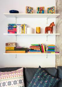 a shelf above a couch with books at Casa Creu in Sant Feliu de Guixols