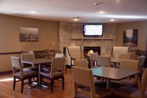 A restaurant or other place to eat at Ivy Court Inn and Suites