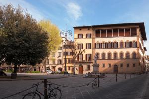 een fiets geparkeerd voor een gebouw bij Oltrarno 9 in Florence