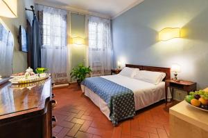 una camera d'albergo con un letto in una stanza di Oltrarno 9 a Firenze