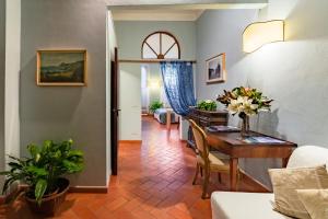 een woonkamer met een tafel en een eetkamer bij Oltrarno 9 in Florence