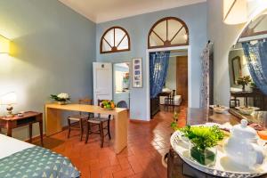 een woonkamer met een keuken en een eetkamer bij Oltrarno 9 in Florence