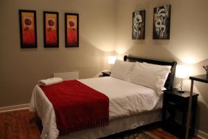 sypialnia z łóżkiem z czerwonym kocem w obiekcie Tranquil House B&B 10 Berry St w mieście Queenstown
