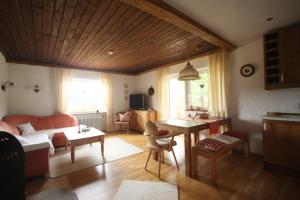 ein Wohnzimmer mit einem Sofa und einem Tisch in der Unterkunft Landhaus Loipe in Leutasch