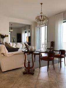 een woonkamer met een bank en een tafel bij Como Lake view House in Lezzeno
