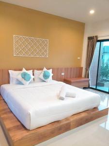 เตียงในห้องที่ Suwi Coco Ville Resort