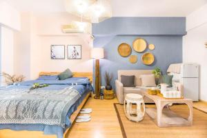 成都的住宿－成都市武侯區·武侯祠·路客精品公寓·00155970，卧室拥有蓝色的墙壁,配有一张床和一张沙发
