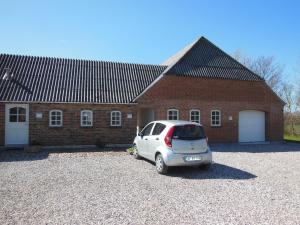 a car parked in front of a brick building at Nyager Apartments in Ringkøbing